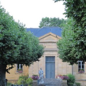 Que peut-on visiter à Sarlat-la-Canéda, capitale du Périgord noir ?