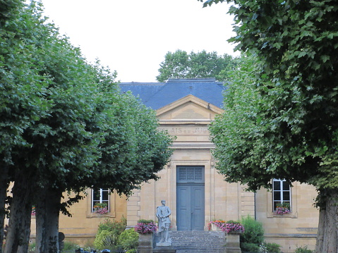 Que peut-on visiter à Sarlat-la-Canéda, capitale du Périgord noir ?